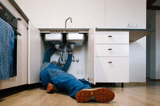 Professional Emergency Plumber technician working in Caliente, CA